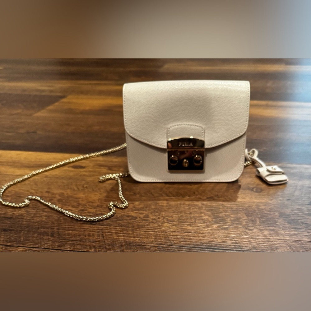 Furla Metropolis White Crossbody Bag with Metallic Chain and Flap Closure